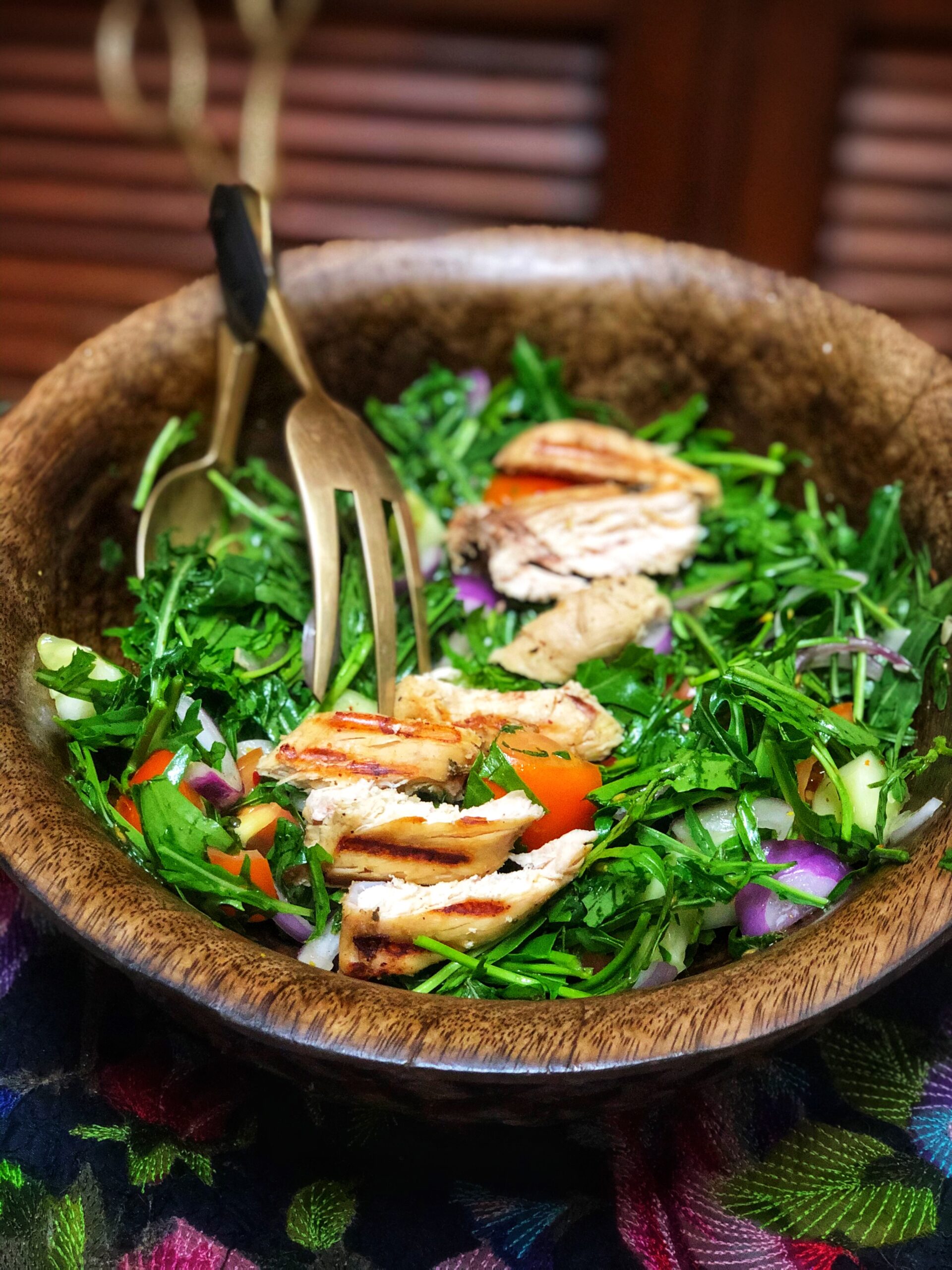 Grilled-chicken-salad-recipe-summer-salad-recipe-easy-summer-dinner-recipe-for-familyhealthy-salad-dressing-vinaigrette-arugula-leaves-marinated-grilled-chicken-3